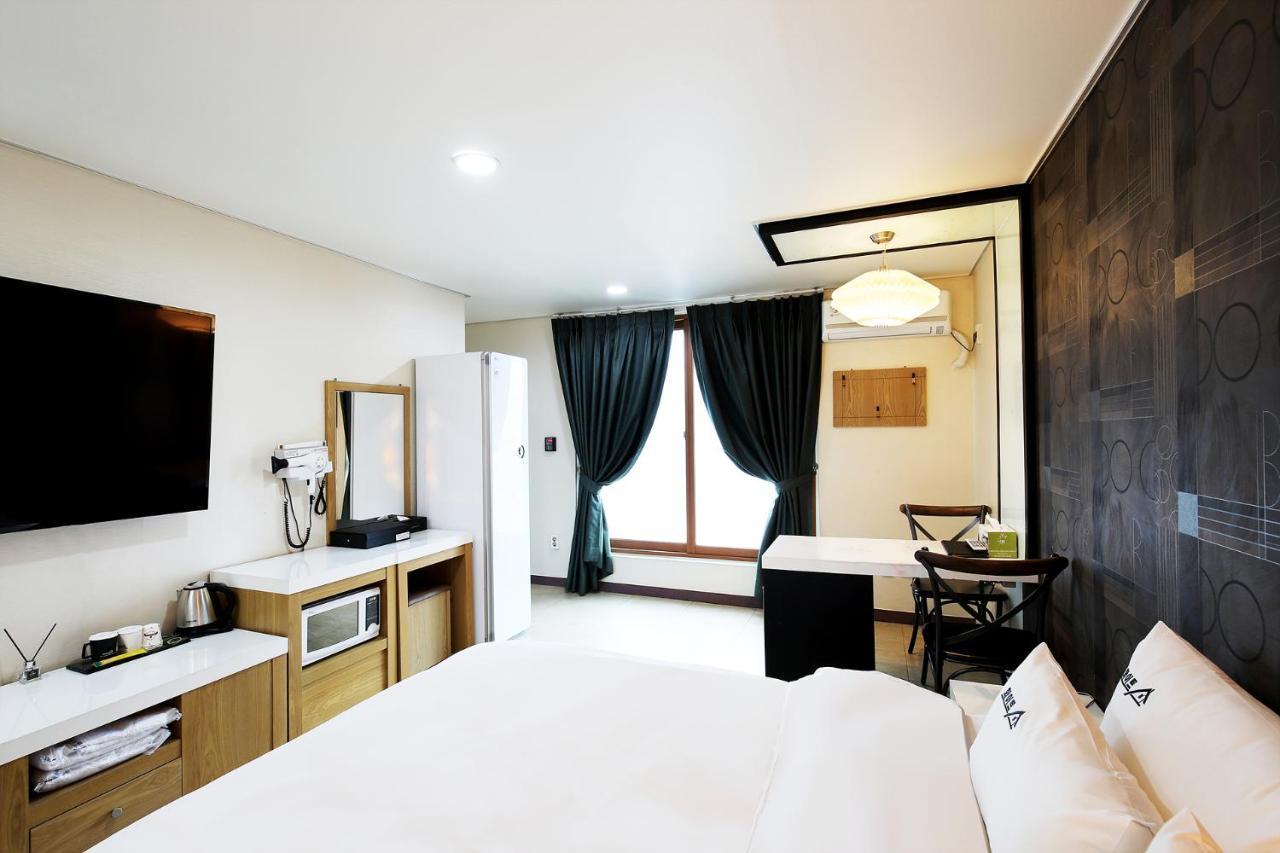 White Tourist Hotel Jeonju Buitenkant foto