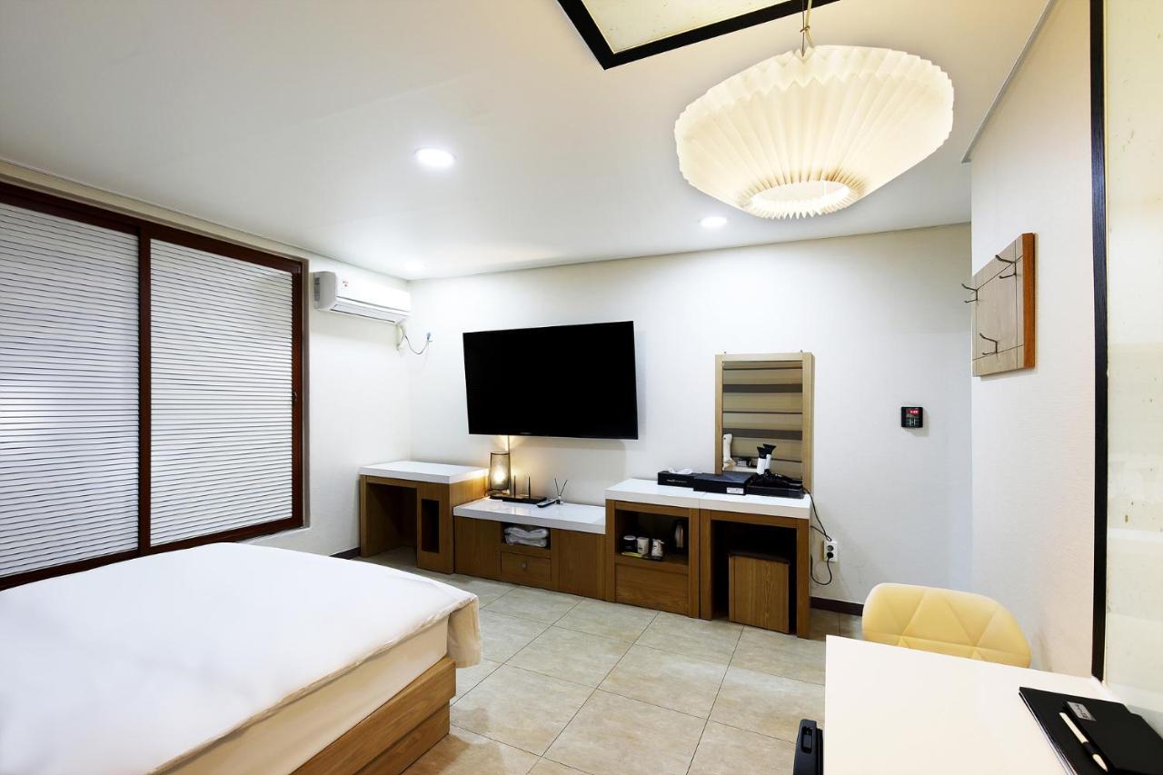 White Tourist Hotel Jeonju Buitenkant foto