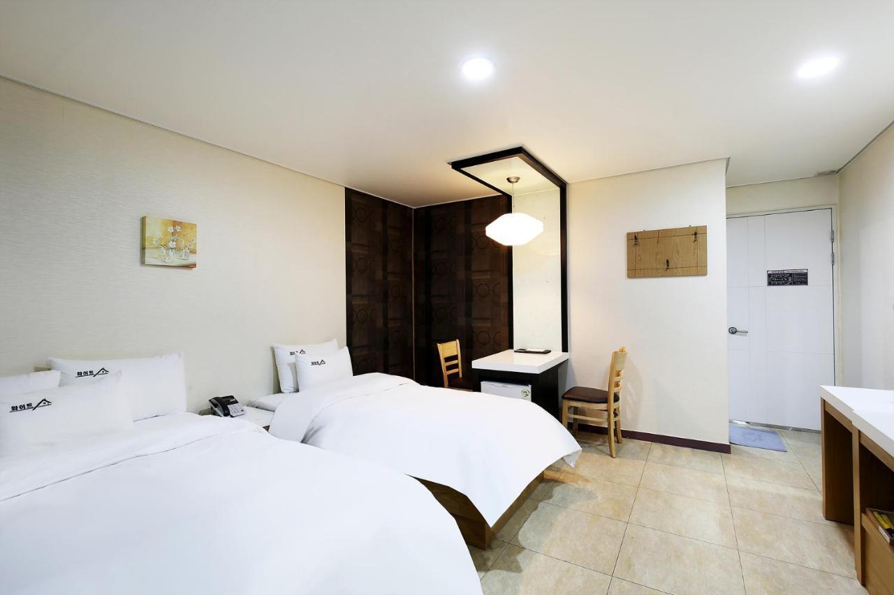 White Tourist Hotel Jeonju Buitenkant foto