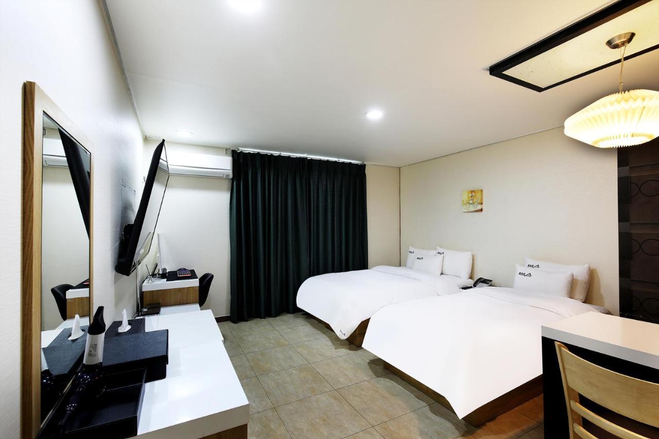 White Tourist Hotel Jeonju Buitenkant foto