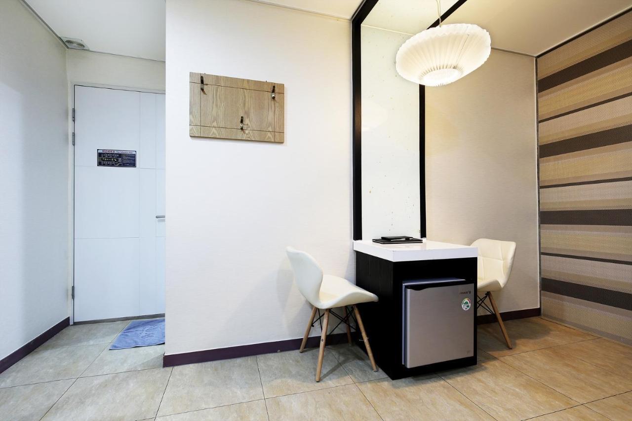 White Tourist Hotel Jeonju Buitenkant foto