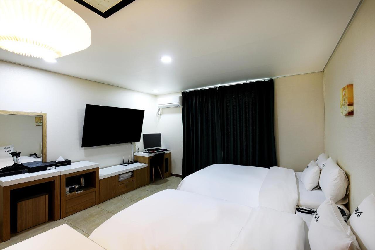 White Tourist Hotel Jeonju Buitenkant foto