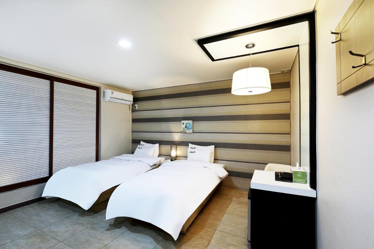 White Tourist Hotel Jeonju Buitenkant foto