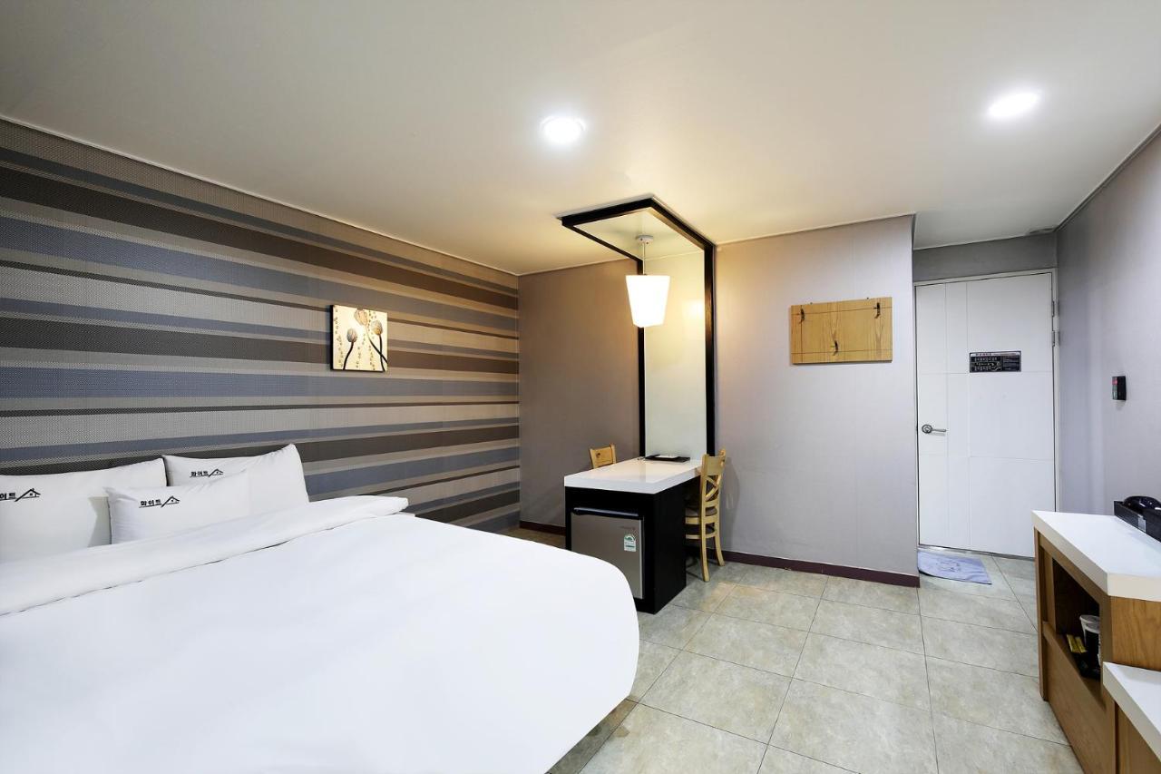 White Tourist Hotel Jeonju Buitenkant foto