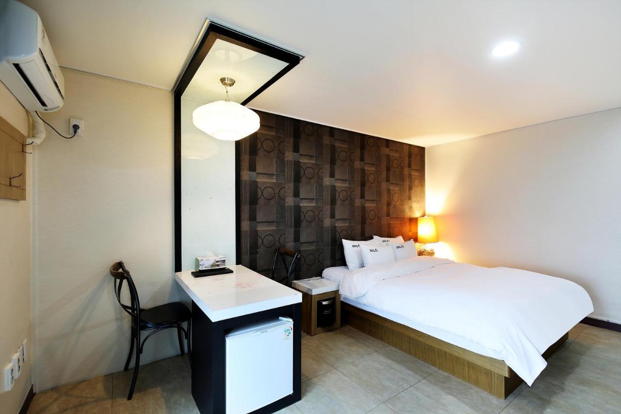 White Tourist Hotel Jeonju Buitenkant foto