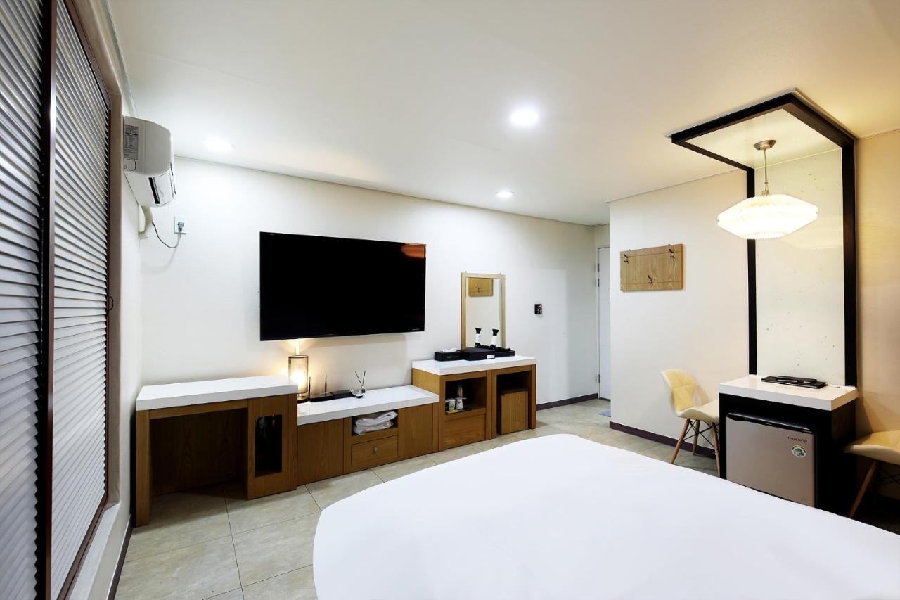 White Tourist Hotel Jeonju Buitenkant foto