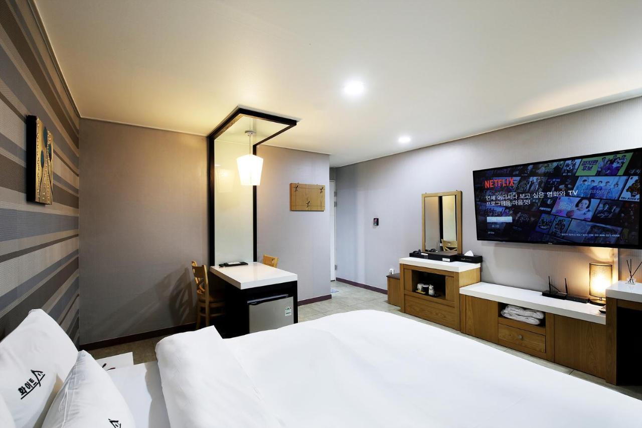 White Tourist Hotel Jeonju Buitenkant foto