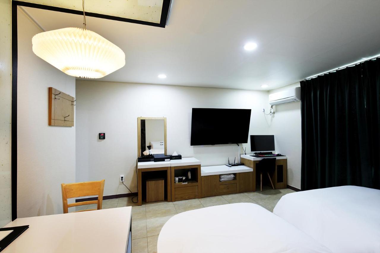 White Tourist Hotel Jeonju Buitenkant foto