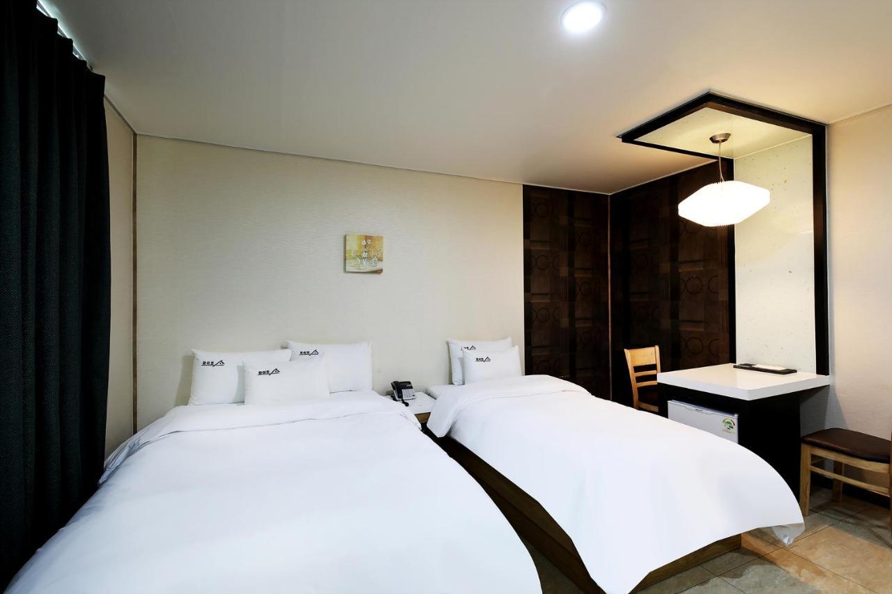 White Tourist Hotel Jeonju Buitenkant foto