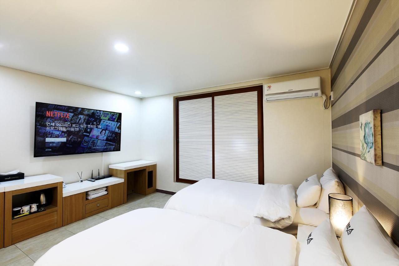 White Tourist Hotel Jeonju Buitenkant foto