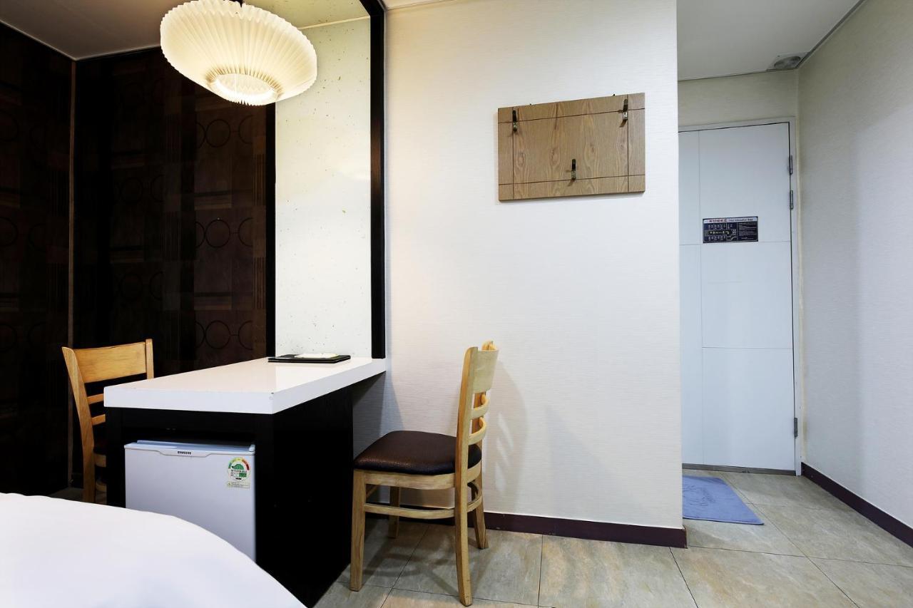 White Tourist Hotel Jeonju Buitenkant foto