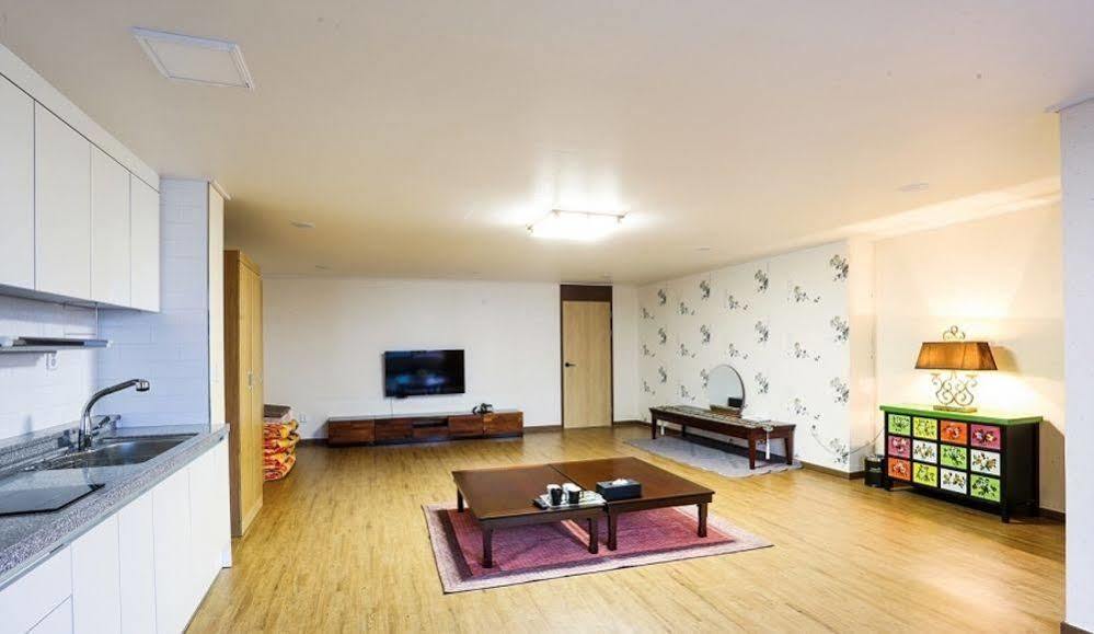 White Tourist Hotel Jeonju Buitenkant foto