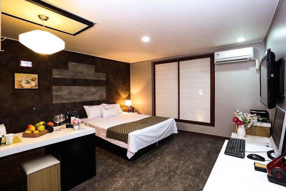 White Tourist Hotel Jeonju Buitenkant foto