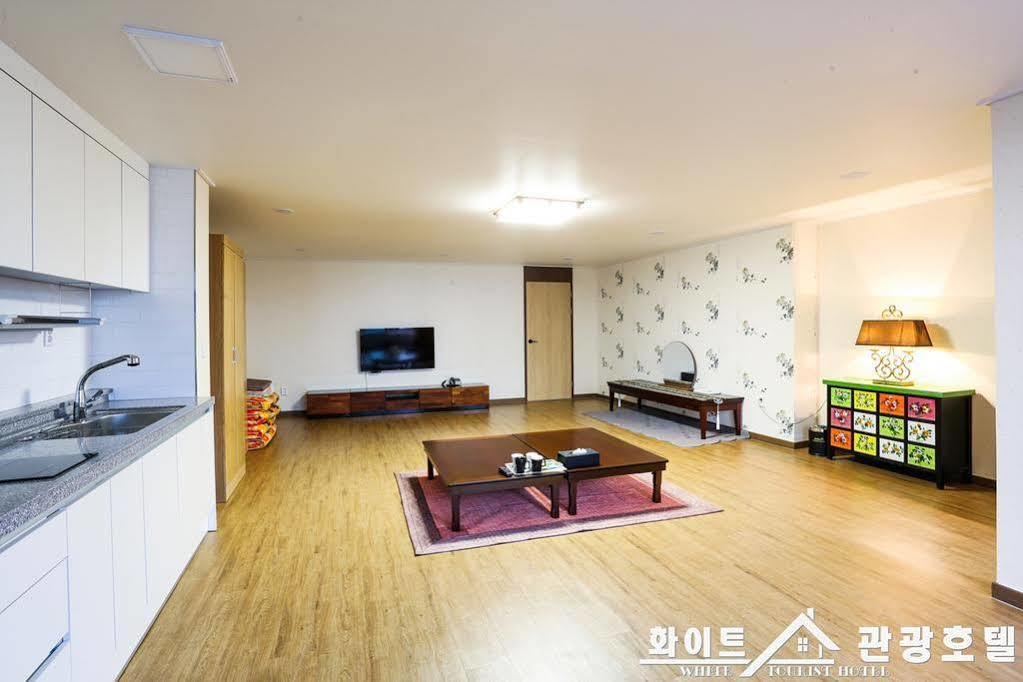 White Tourist Hotel Jeonju Buitenkant foto
