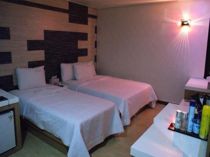White Tourist Hotel Jeonju Buitenkant foto